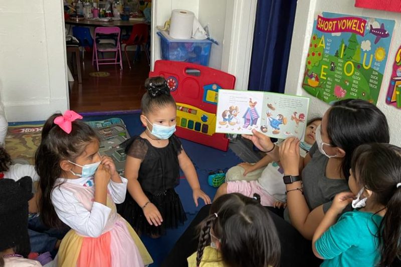 Niños leyendo