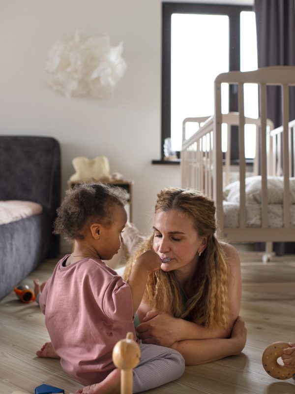 mama-pasando-tiempo-su-bebe-negro